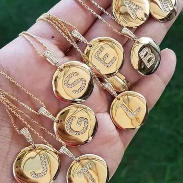 Colar Personalizado Medalha Letra Cravejada com Zircônias banhado a ouro 18k